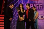 Salman Khan, Sanjay Dutt, Juhi Parmar, Mahek Chahal at Bigg Boss Season 5 grand finale on 7th Jan 2012 (24).JPG